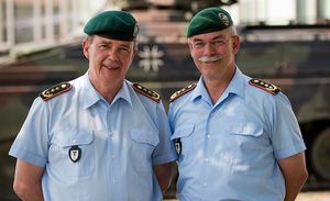 Größere Abbildung anzeigen Generalleutnant Bruno Kasdorf (l) und Generalleutnant Jörg Vollmer, aufgenommen am 16.07.2015 vor dem Übergabeappell des Kommandos über das Deutschen Heer in der Graf-Stauffenberg-Kaserne in Dresden (Sachsen). Foto: Arno Burgi/d