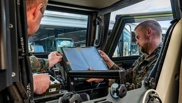 Damit das Battle Management System (BMS) auf dem Fahrzeug genutzt werden kann, müssen Com-Server, Rocky-Rechner und Module ausgetauscht werden. Foto: Bundeswehr/André Klimke