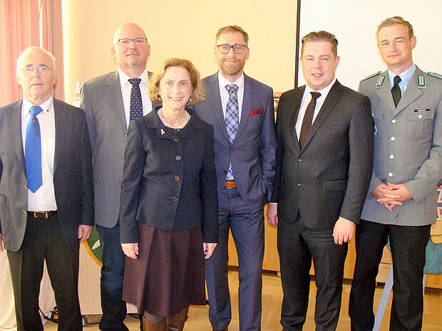 v.l.n.r.: Gastgeber und Gäste des sicherheitspolitischen Vortrags: Vom Verband der Reservisten Kreisorganisationsleiter Lothar Schreiner und Vorsitzender der Kreisgruppe Bayerwald Johann Saller, Regens 1. Bürgermeisterin Ilse Oswald, Referent Marco Selige