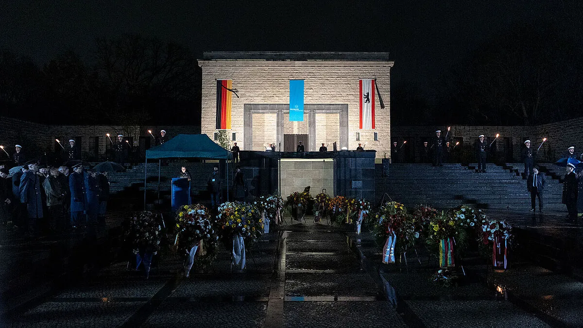 Traditionell erinnert am Vorabend des Volkstrauertags der Volksbund Deutsche Kriegsgräberfürsorge am Standortfriedhof Lilienthalstraße in Berlin-Neukölln an die Opfer von Krieg und Gewaltherrschaft. Foto: DBwV/Yann Bombeke