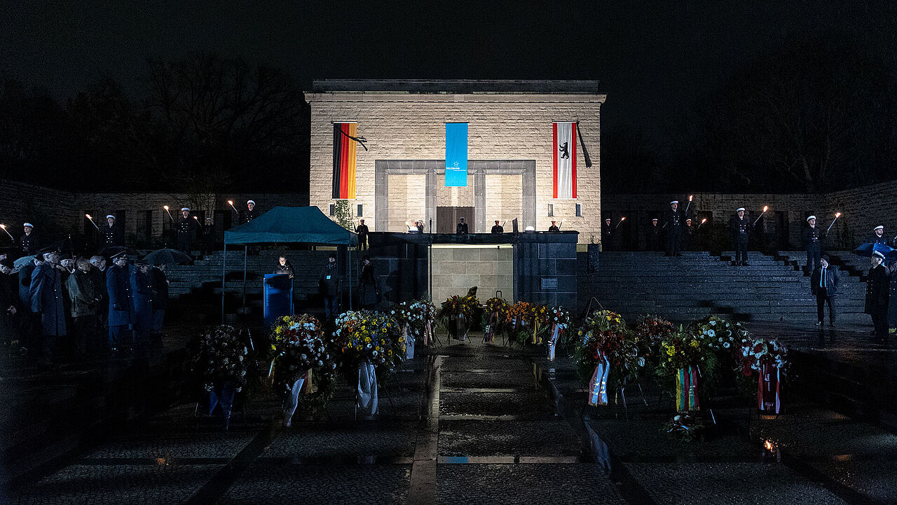 Traditionell erinnert am Vorabend des Volkstrauertags der Volksbund Deutsche Kriegsgräberfürsorge am Standortfriedhof Lilienthalstraße in Berlin-Neukölln an die Opfer von Krieg und Gewaltherrschaft. Foto: DBwV/Yann Bombeke