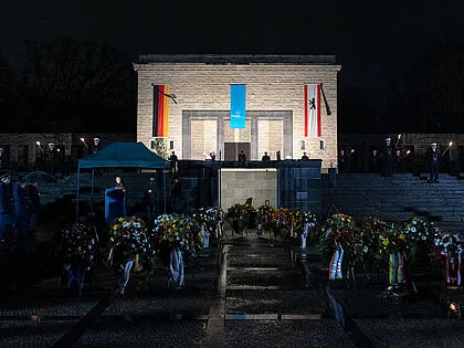 Traditionell erinnert am Vorabend des Volkstrauertags der Volksbund Deutsche Kriegsgräberfürsorge am Standortfriedhof Lilienthalstraße in Berlin-Neukölln an die Opfer von Krieg und Gewaltherrschaft. Foto: DBwV/Yann Bombeke