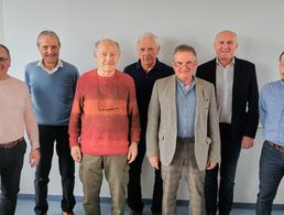 Die geehrten Mitglieder Oberstabsfeldwebel a.D. R. Greiml (v.l.), Hauptmann a.D. R. Schaer, Stabsfeldwebel a.D. J. Hindinger, Stabsfeldwebel a.D. O. Schmid mit Vorsitzendem Heinrich Guggenberger sowie Oberfeldwebel a.D. H. Muhr, Oberstabsfeldwebel a.D. G. Stadler.