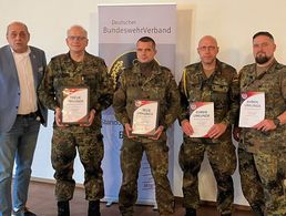 Bezirksvorsitzender Stabsfeldwebel a.D. Matthias Schneider (von links) mit den bei der Wahlversammlung ausgezeichneten Mitgliedern Oberstleutnant Ralf Bork, Oberstabsfeldwebel Thomas Welcker, Oberstabsfeldwebel Heiko Steng und Oberstabsfeldwebel Marco Somma. Foto: StoKa Bruchsal