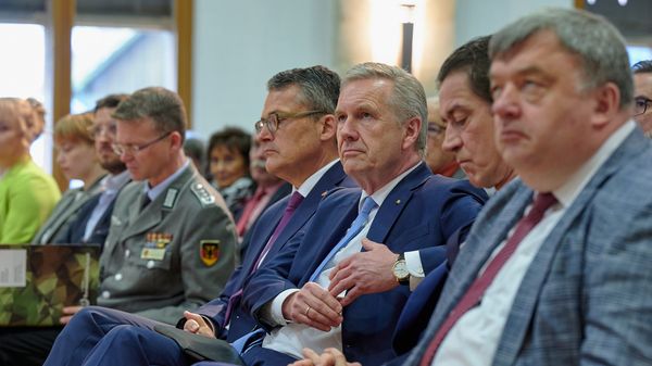 Ramunas Misiulis (Botschafter der Republik Litauen), Kai Sauer (Botschafter Finnlands), Christian Wulff (Bundespräsident a.D.), Oberst a.D. Roderich Kiesewetter und Oberst André Wüstner. Foto: DBwV/Ingo Kaminsky