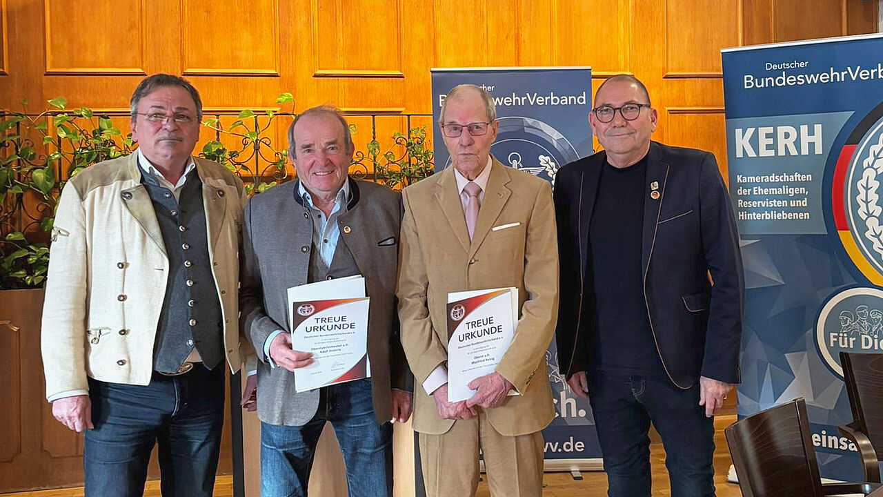 Bei der Wahlversammlung dankte Bezirksvorsitzender Franz Jung (von links) den Mitgliedern Oberstabsfeldwebel a.D. Adolf Anderle und Oberst a.D. Manfried Reinig für 50 bzw. 60 Jahre treue Mitgliedschaft gemeinsam mit KERH-Vorsitzendem Hams-Henning Runge. Foto: HHR