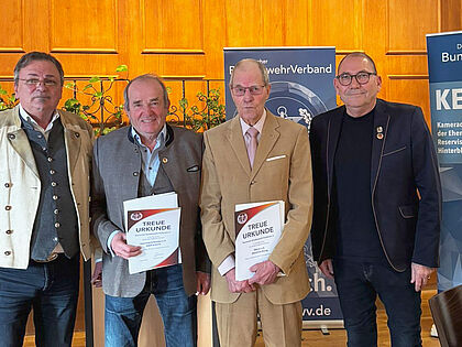 Bei der Wahlversammlung dankte Bezirksvorsitzender Franz Jung (von links) den Mitgliedern Oberstabsfeldwebel a.D. Adolf Anderle und Oberst a.D. Manfried Reinig für 50 bzw. 60 Jahre treue Mitgliedschaft gemeinsam mit KERH-Vorsitzendem Hams-Henning Runge. Foto: HHR