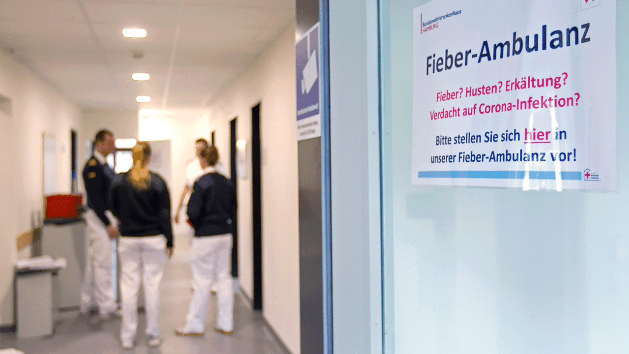 Medizinisches Personal bereitet während der Coronavirus-Pandemie die Schutzmaßnahmen vor. Foto: Bundeswehr/Sandra Herholt