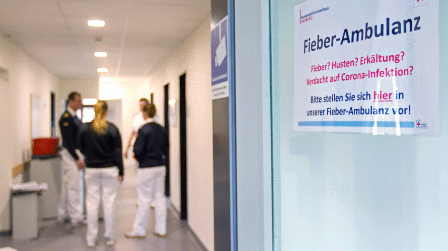 Medizinisches Personal bereitet während der Coronavirus-Pandemie die Schutzmaßnahmen vor. Foto: Bundeswehr/Sandra Herholt