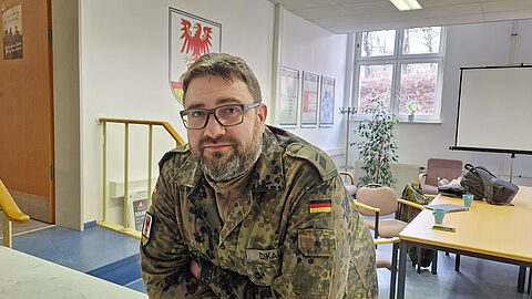Stabskorporal Sebastian Dikall in seiner Dienststelle im Landeskommando Brandenburg. Foto: DBwV/Hahn