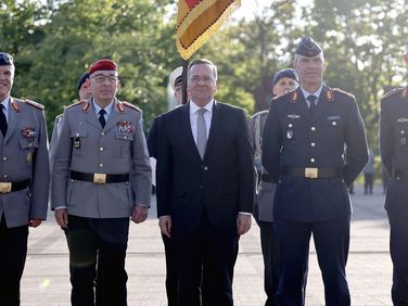 Generaloberstabsarzt Dr. Ralf Hoffmann (v.l.n.r.), Befehlshaber des Zentralen Sanitätsdienstes der Bundeswehr, Generalinspekteur Carsten Breuer, Verteidigungsminister Boris Pistorius, Generalleutnant Gerald Funke, Befehlshaber Unterstützungskommando der Bundeswehr, und Generalmajor Stefan Lüth, Chef des Planungsamtes der Bundeswehr, beim Indienststellungsappell des Unterstützungskommandos der Bundeswehr auf der Hardthöhe in Bonn. Foto: picture alliance/Panama Pictures/Christoph Hardt
