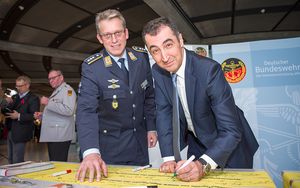 Der Vorsitzende von Bündnis 90/Die Grünen Cem Özdemir (r.) und Andreas Steinmetz. Foto: DBwV/Bombeke