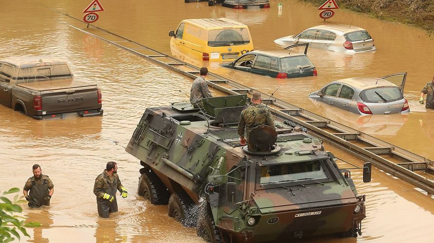 Soldaten der Bundeswehr bergen vom Hochwasser eingeschlossene Fahrzeuge auf der B265.  Foto: dpa