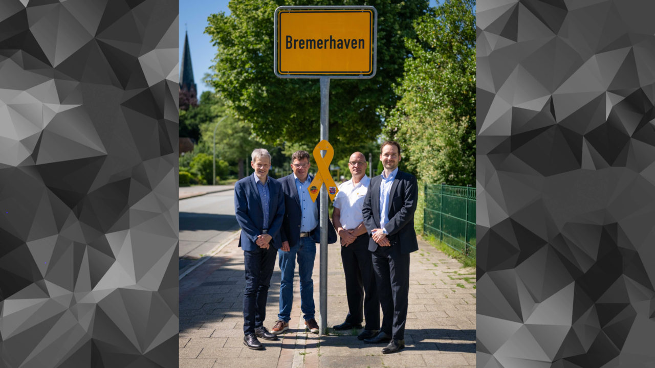In Bremerhaven (v.l.n.r.): Thomas Herbrig (Leiter Verkehrsbehörde), Enno Wagener (Leiter Amt für Straßen-  und Brückenbau), Ingo Minkau und Stadtrat Maximilian Charlet. Foto: LV Nord