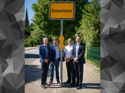 In Bremerhaven (v.l.n.r.): Thomas Herbrig (Leiter Verkehrsbehörde), Enno Wagener (Leiter Amt für Straßen-  und Brückenbau), Ingo Minkau und Stadtrat Maximilian Charlet. Foto: LV Nord