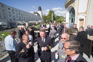 Bei Sonnenschein und milden Temperaturen ließen sich die Kaffeepausen gut zu Gesprächen im Freien nutzen Foto: DBwV/Bombeke