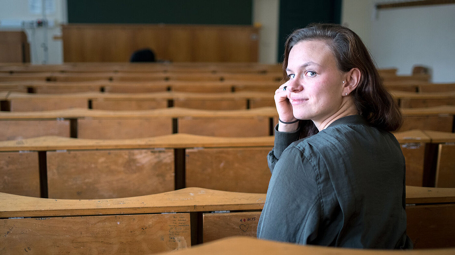 In einem Hörsaal der Universität Jena: Nach ihrem Studium der Evangelischen Theologie geht es für Laura Lucia Zech zunächst in den Schulunterricht und in ein Gemeindevikariat. Danach will sie sich für eine Stelle bei der Militärseelsorge bewerben. Foto: B