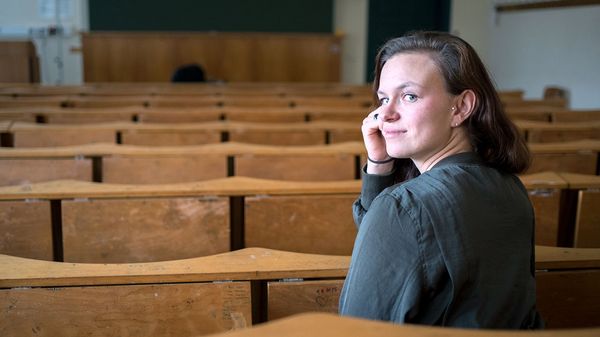 In einem Hörsaal der Universität Jena: Nach ihrem Studium der Evangelischen Theologie geht es für Laura Lucia Zech zunächst in den Schulunterricht und in ein Gemeindevikariat. Danach will sie sich für eine Stelle bei der Militärseelsorge bewerben. Foto: B