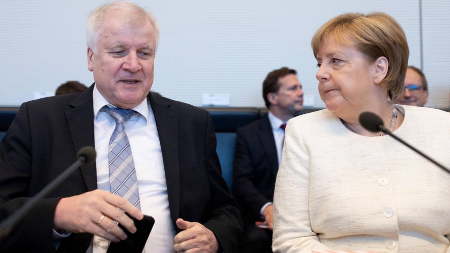 Innenminister Horst Seehofer (CSU) und Bundeskanzlerin Angela Merkel (CDU) unterhalten sich zu Beginn der Fraktionssitzung der CDU/CSU Fraktion im Bundestag Foto: dpa