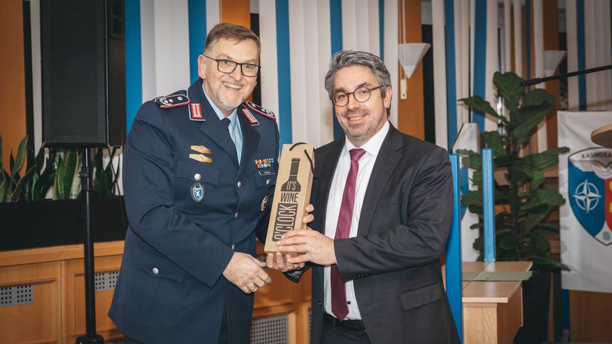 Mit einem „gute Tropfen“ bedankte sich der Vorsitzende der StOKa Kalkar Oberstleutnant i. G. Gleißner bei dem Abgeordneten des Deutschen Bundestages, Stefan Rouenhoff, für dessen Ausführungen und eröffnete danach das Büffet zum Auftakt eines geselligen Abends mit interessanten Gesprächen. Foto: Klaus Sattler