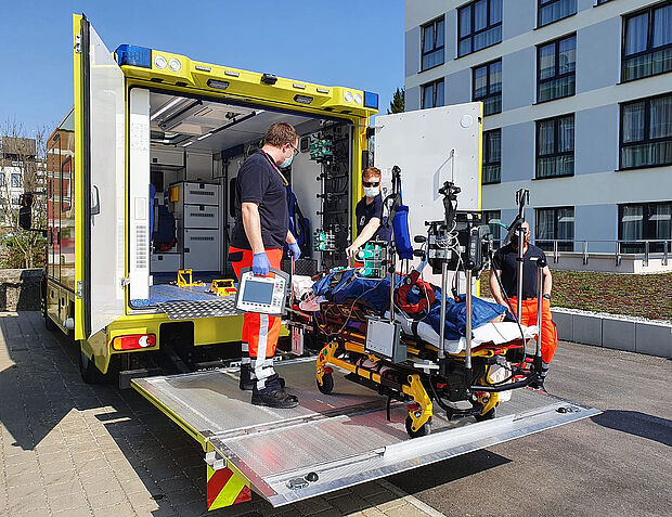 Beladen eines Intensivtransportwagens. Foto: Gerhard Kremers