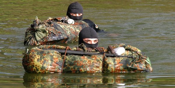 Ein Einsatzkommando durchquert einen Fluss. Soldaten haben häufig einen besonders großen Bedarf an rechtlicher Beratung Foto: Bundeswehr/Modes