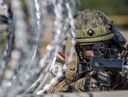 Deutsche und litauische Soldaten üben gemeinsam beim Manöver "Engineer Thunder" auf dem Truppenübungsplatz Paprade in Litauen Foto: Bundeswehr