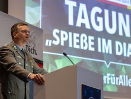 Oberst André Wüstner, Bundesvorsitzender des Deutschen BundeswehrVerbandes, eröffnet die DBvW-Tagung "Spieße im Dialog". Foto: DBwV/Yann Bombeke