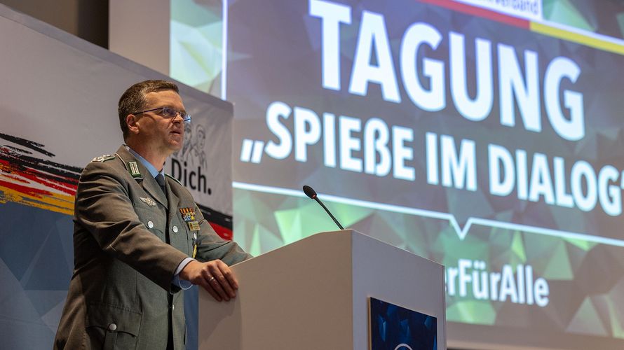 Oberst André Wüstner, Bundesvorsitzender des Deutschen BundeswehrVerbandes, eröffnet die DBvW-Tagung "Spieße im Dialog". Foto: DBwV/Yann Bombeke