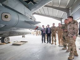 Generalleutnant Karl Müllner (2.v.r.) neben einem der Al-Asrak stationierten Aufklärungs-Tornados. Der Inspekteur der Luftwaffe verschaffte sich gemeinsam mit dem Wehrbeauftragten Hans-Peter Bartels und dem Stellvertretenden DBwV-Vorsitzenden Andreas Stei