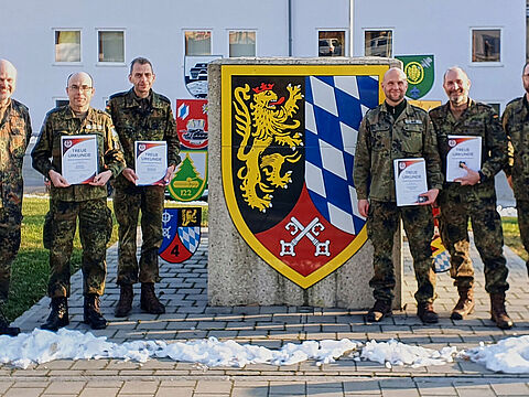 Bezirksvorsitzender Dieter Götz (l.) und stellv. TruKa-Vorsitzender Alexander Alt (r.) mit den für ihre 25-jährige Treue zum DBwV beim Seemannssonntag geehrten Kameraden. Foto: Mario Zirwick