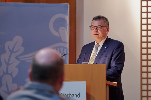 Staatsminister Dr. Florian Herrmann überbrachte bei seiner Rede die Grüße von Ministerpräsident Markus Söder. Foto: DBwV/Ingo Kaminsky