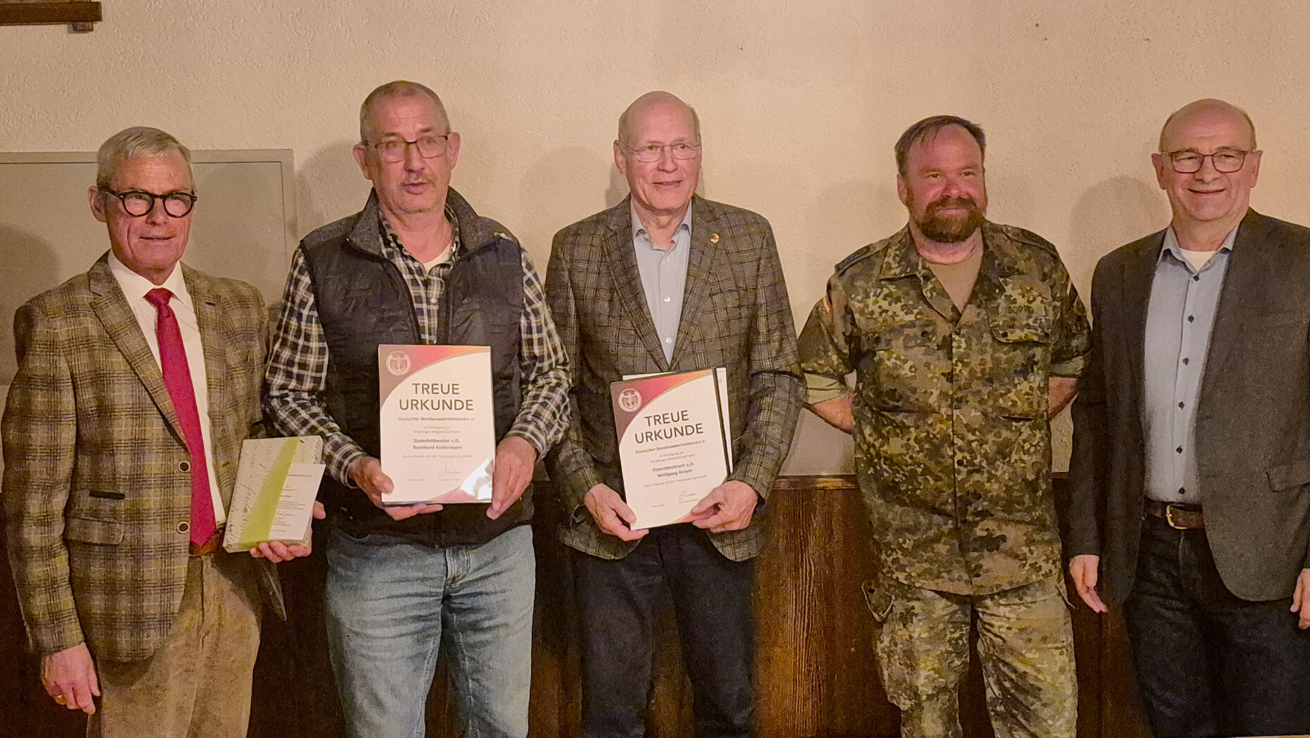 Nach der Ehrung: Vorsitzender Armin Rother, Stabsfeldwebel a.D. Reinhard Kellermann, Oberstleutnant a.D. Wolfgang Kreyer, Bezirksvorsitzender Gerd-Josef Bopp und stellvertretender Vorsitzender Oberst a.D. Wolfgang Mika. Foto: Reinhold Wolpert