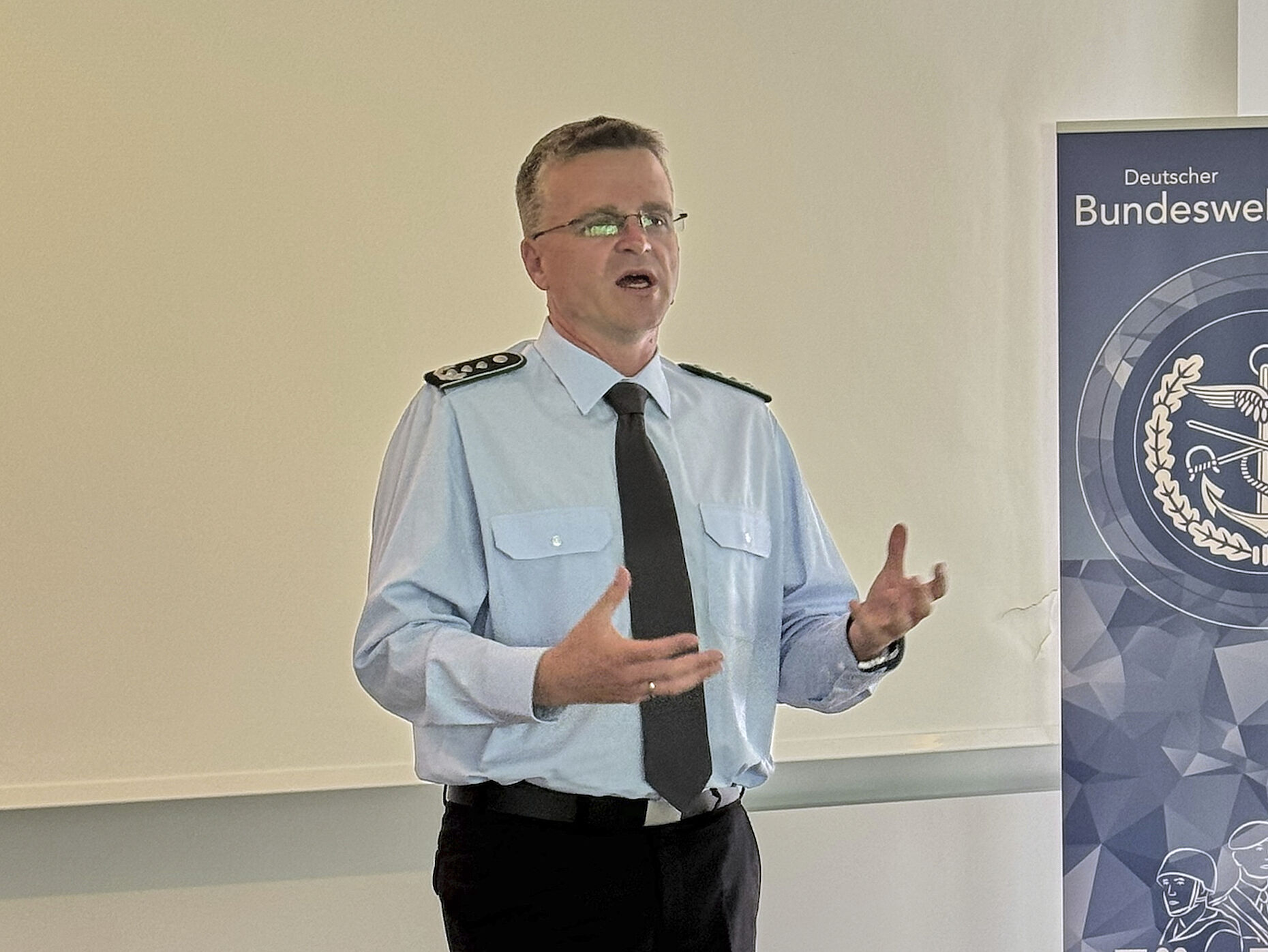 Bundesvorsitzender Oberst André Wüstner fordert Entscheidungen für einen raschen personellen Aufwuchs der Bundeswehr. Foto: db