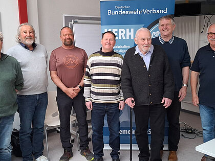 Der neue Vorstand der Kameradschaft ERH Neckarzimmern unter Vorsitz von Oberstabsfeldwebel a.D. Jürgen Zechner (1.v.r.) mit dem geehrten Hauptmann a.D. Hans‑Joachim Hinze (3.v.r.) und Oberstabsfeldwebel a.D. Bernhard Hauber. Foto: Jürgen Zechner