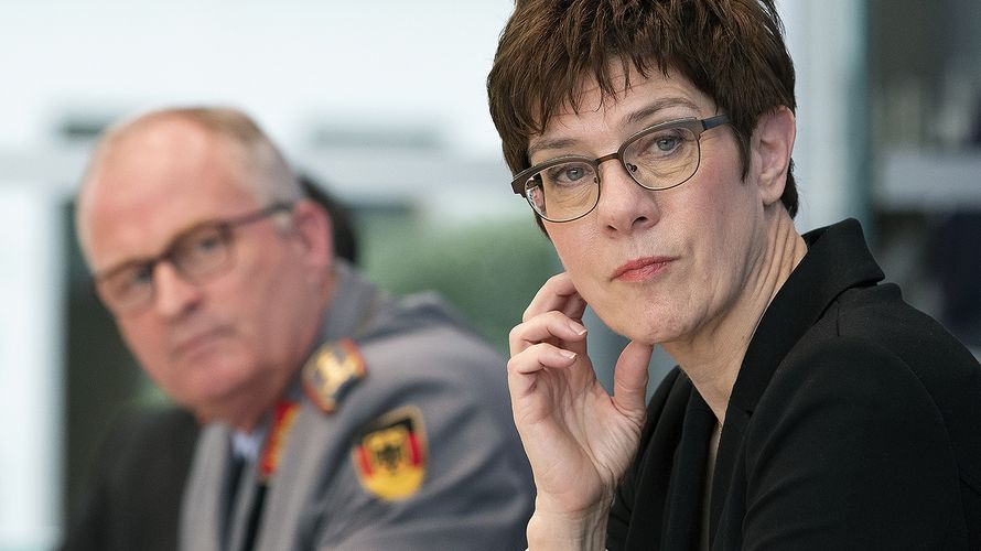 Eberhard Zorn, Generalinspekteur der Bundeswehr, und Verteidigungsministerin Annegret Kramp-Karrenbauer (CDU), bei der Pressekonfeerenz zur Einbindung der Bundeswehr im Kampf gegen die Ausbreitung des Coronavirus. Foto: Michael Sohn/AP pool/dpa