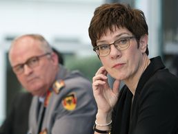 Eberhard Zorn, Generalinspekteur der Bundeswehr, und Verteidigungsministerin Annegret Kramp-Karrenbauer (CDU), bei der Pressekonfeerenz zur Einbindung der Bundeswehr im Kampf gegen die Ausbreitung des Coronavirus. Foto: Michael Sohn/AP pool/dpa