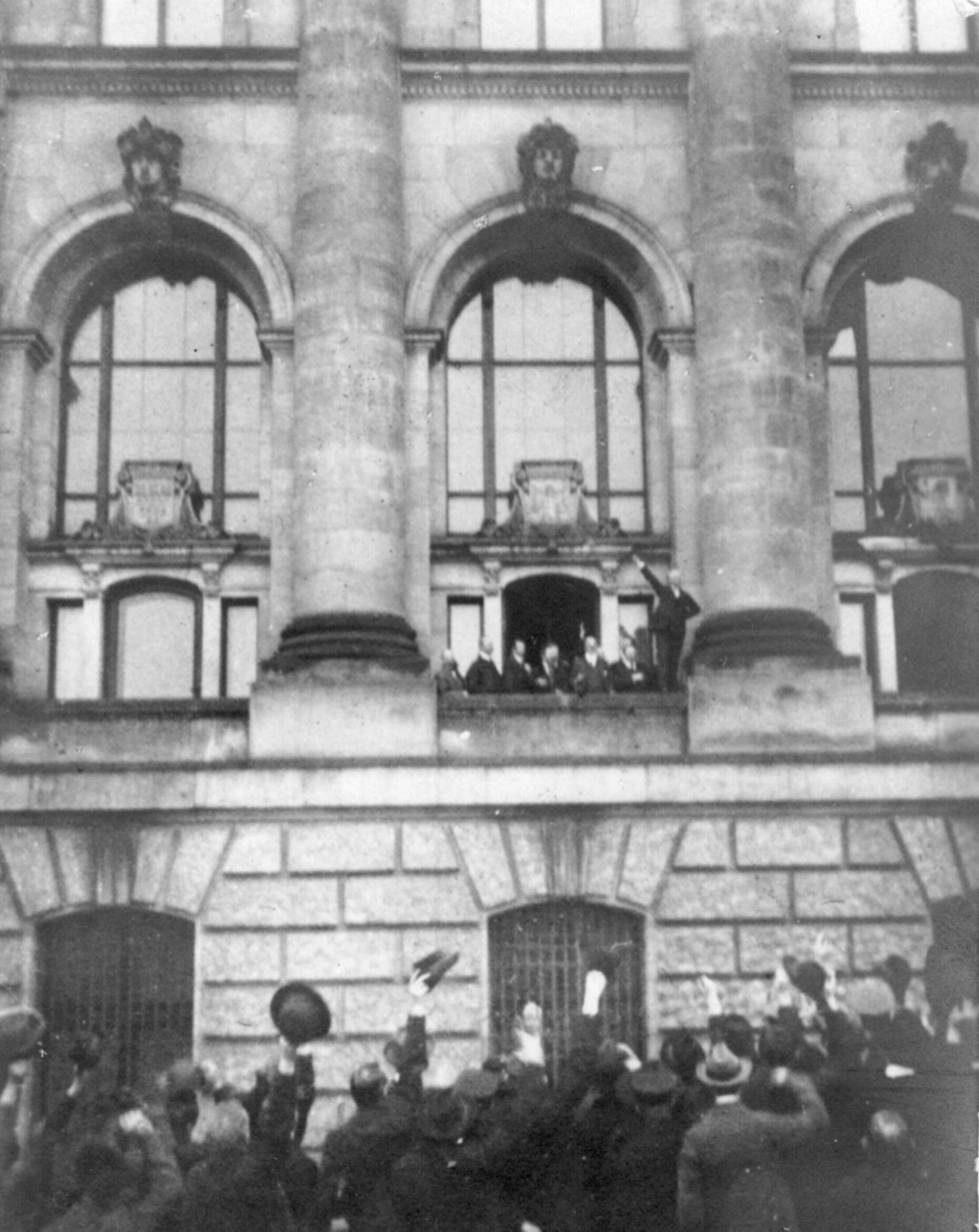 Am 9. November 1918 rief Philipp Scheidemann in Berlin die erste Deutsche Republik aus. Foto: Wikipedia/Erich Greifer