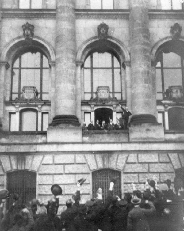 Am 9. November 1918 rief Philipp Scheidemann in Berlin die erste Deutsche Republik aus. Foto: Wikipedia/Erich Greifer
