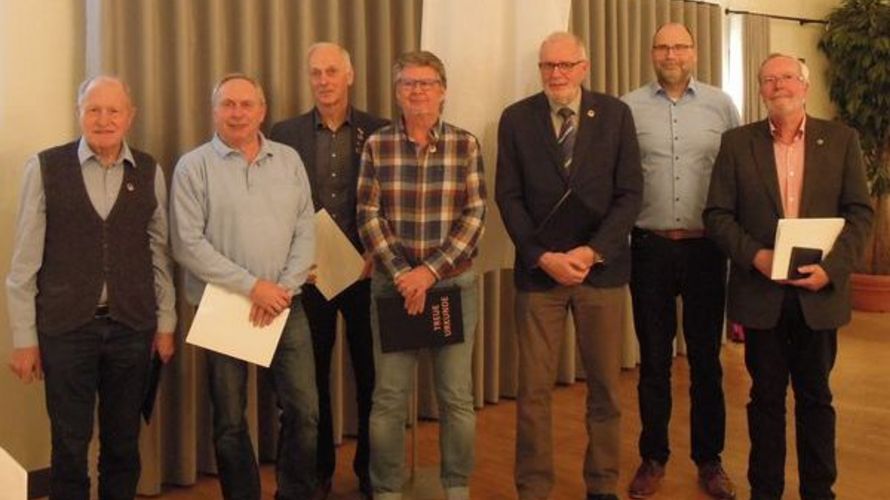 Auch in Wunstorf wurde gewählt und geehrt: Hermann Brünig, Achim Ballaschke, Gerd Hillerns, Georg Bodlien, Burghard Lindhorst, Michael Scholz und Peter Westphal. Foto: DBwV