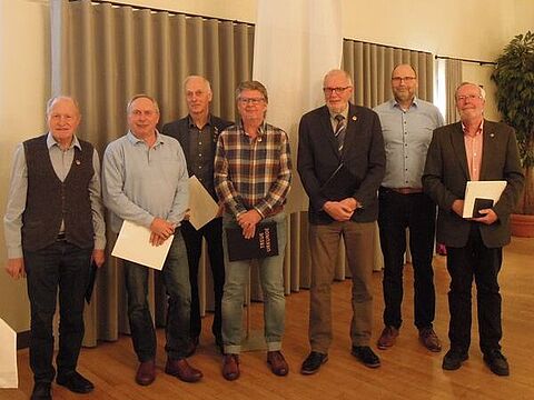 Auch in Wunstorf wurde gewählt und geehrt: Hermann Brünig, Achim Ballaschke, Gerd Hillerns, Georg Bodlien, Burghard Lindhorst, Michael Scholz und Peter Westphal. Foto: DBwV