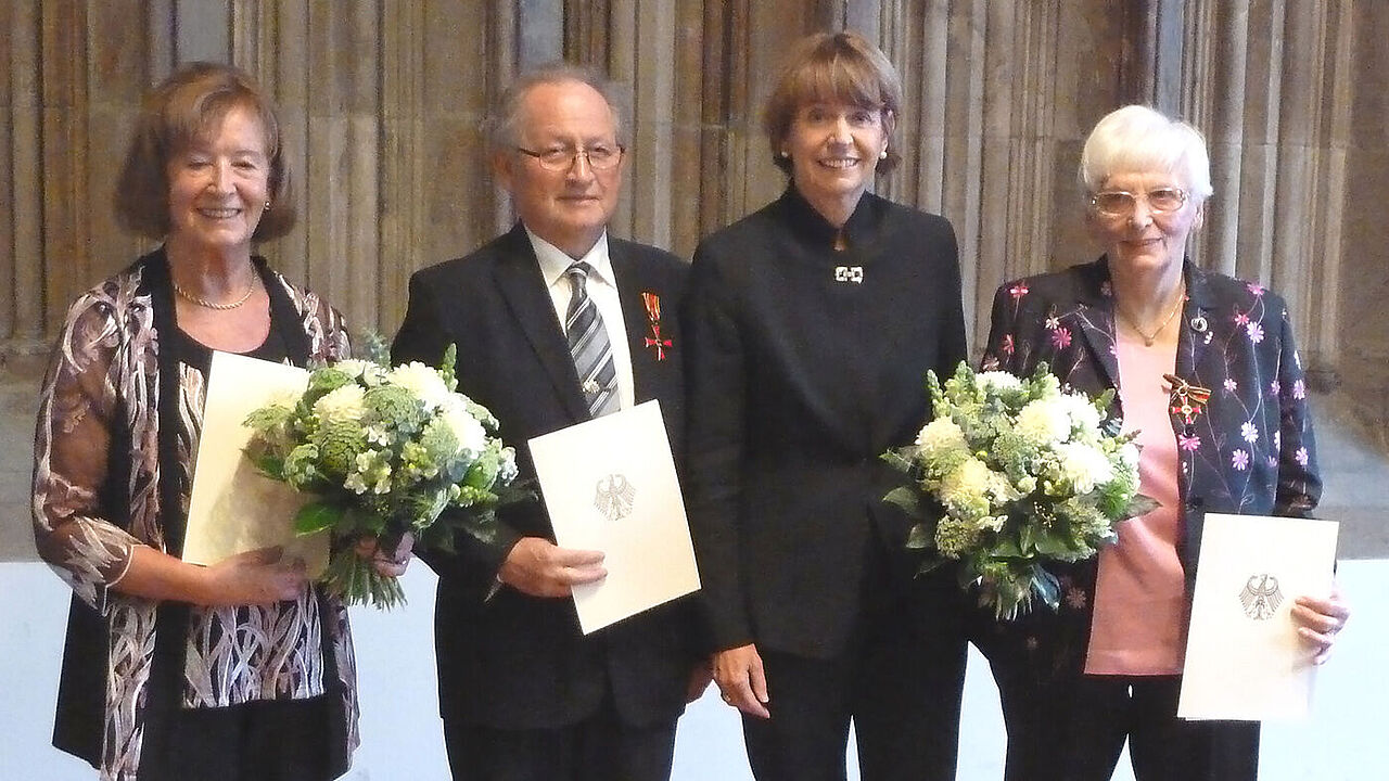 Brigitte von Grabe (r.) wurde von Henriette Reker (2.v.r.) für ihr ehrenamtliches Engagement mit dem Verdienstkreuz am Bande ausgezeichnet. Foto: Andreas Wulf