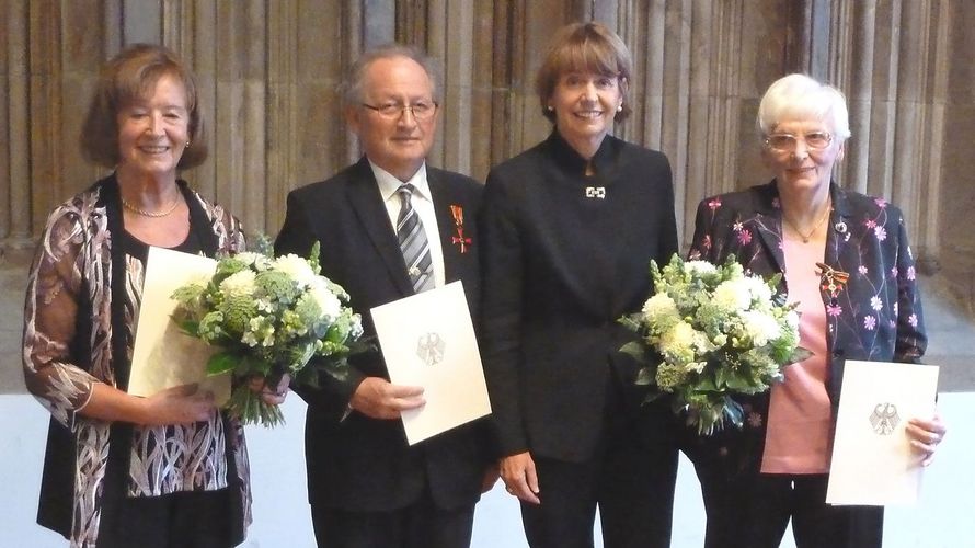 Brigitte von Grabe (r.) wurde von Henriette Reker (2.v.r.) für ihr ehrenamtliches Engagement mit dem Verdienstkreuz am Bande ausgezeichnet. Foto: Andreas Wulf