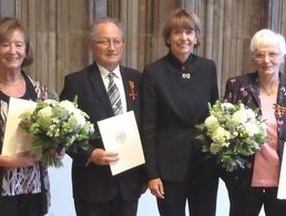 Brigitte von Grabe (r.) wurde von Henriette Reker (2.v.r.) für ihr ehrenamtliches Engagement mit dem Verdienstkreuz am Bande ausgezeichnet. Foto: Andreas Wulf