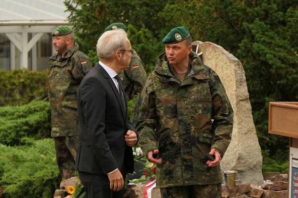 Der Thüringische Innenminister Georg Maier und der Bataillonskommandeur Oberstleutnant Dominik Schellenberger nach der Kranzniederlegung am Ehrenhain der Werratal-Kaserne vor dem Stabsgebäude.  Foto: Bundeswehr