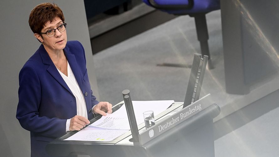 Verteidigungsministerin Annegret Kramp-Karrenbauer forderte in der Haushaltsdebatte eine rasche Entscheidung über bewaffnete Drohnen für die Bundeswehr. Foto: picture alliance/dpa/dpa-Zentralbild | Britta Pedersen