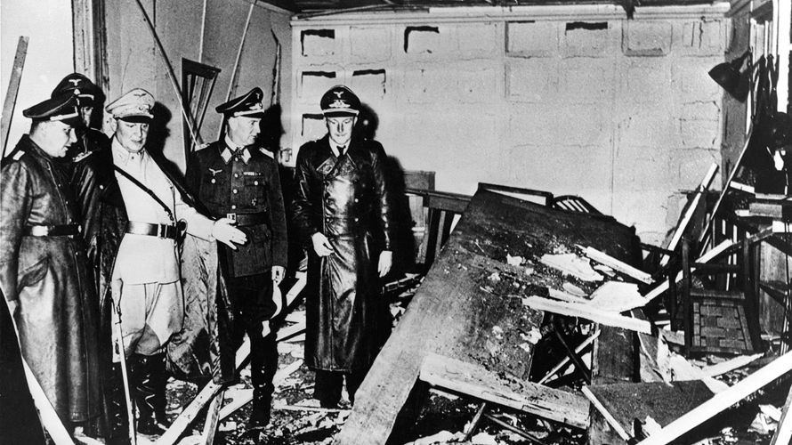 Hermann Göring und Martin Bormann besichtigen das Führerhauptquartier nach dem Attentat. Foto: picture alliance/akg-images