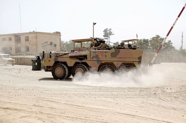 Soldaten mit GTK Boxer im Einsatz in Afghanistan im Lager der deutschen ISAF-Truppen am 13. August 2011. Foto: Bundeswehr/Krumbach