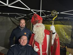 Regierungsoberamtsrat Sebastian Käding (Beisitzer Zivile Beschäftigte im Landesvorstand) und Stabsfeldwebel Alexander Cornelius (TruKa-Vorsitzender) mit dem Nikolaus am Stand des DBwV. Foto: Nina Neumann