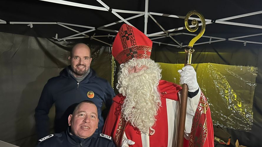 Regierungsoberamtsrat Sebastian Käding (Beisitzer Zivile Beschäftigte im Landesvorstand) und Stabsfeldwebel Alexander Cornelius (TruKa-Vorsitzender) mit dem Nikolaus am Stand des DBwV. Foto: Nina Neumann